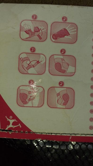 Capacete. Joalheiras, cotoveleiras,e luvas para menina