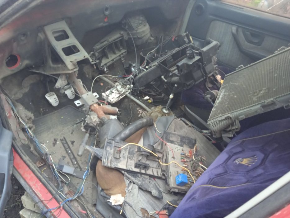 Продам запчасти кузовные запчасти Пежо 405