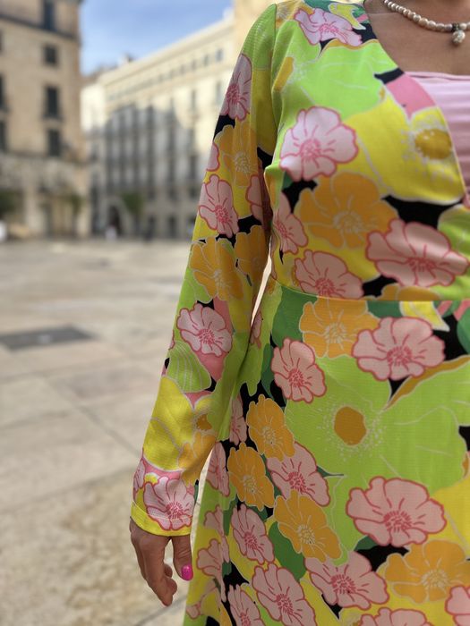 Liquorish kopertowa satyniwa sukienka w kwiaty falbana hiszpanka