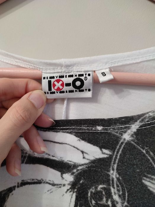 Bluzka nietoperz z twarzą kobiety