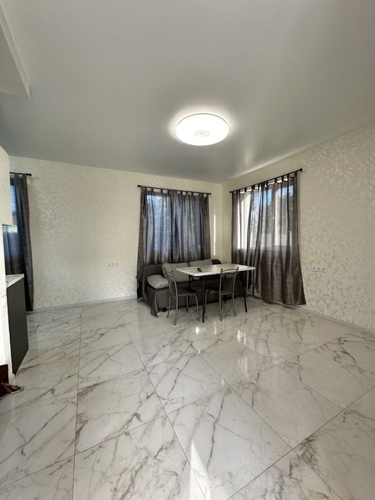 Новий гарний будинок біля моря