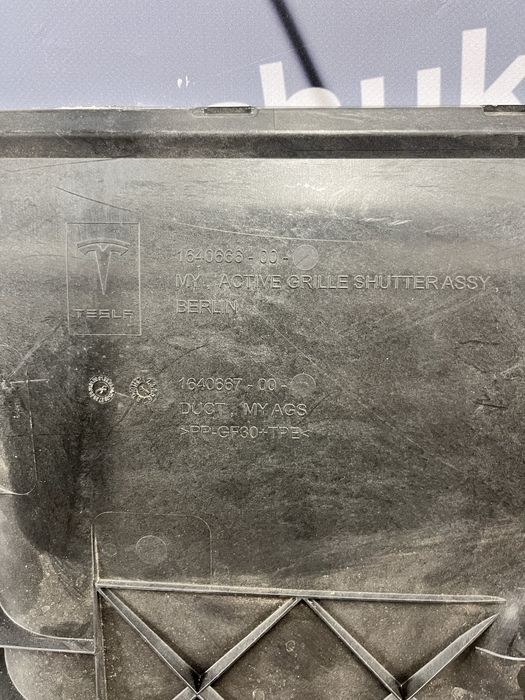 Кришка радіатора (люверс) Tesla Y