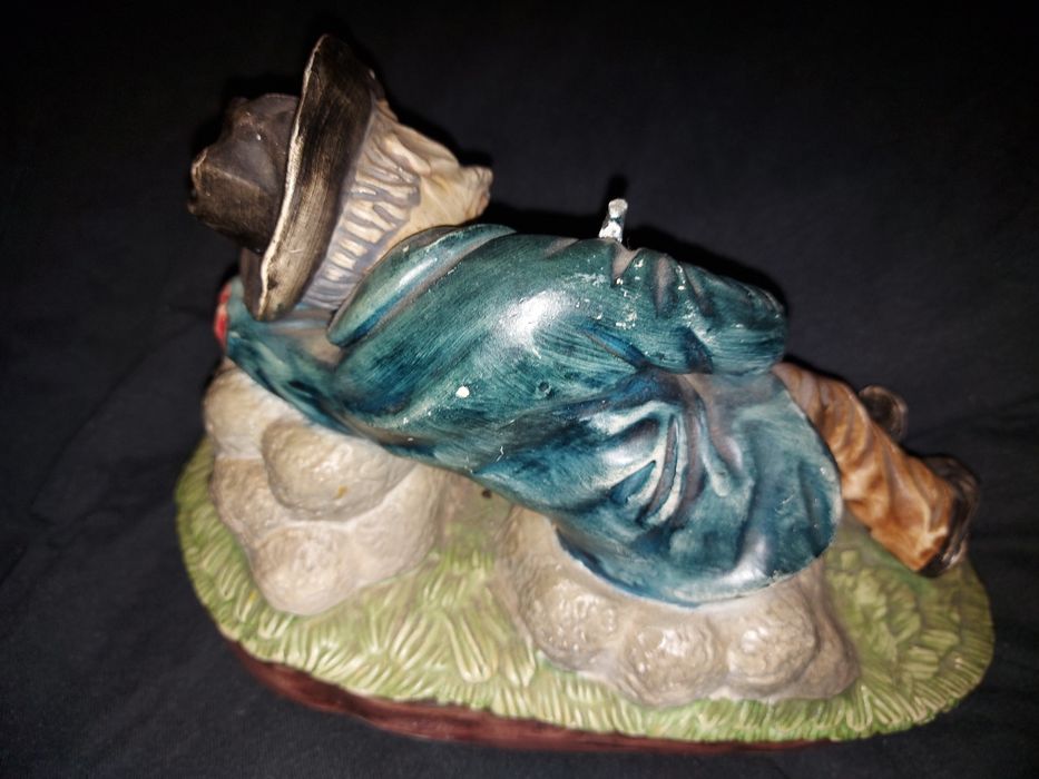 Stara figurka mysliwego kamionkowa