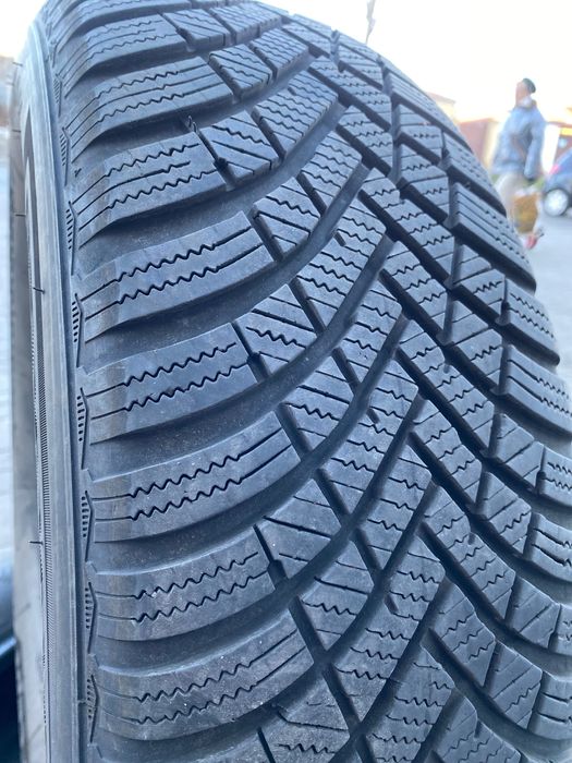 Продам зимнюю резину Hankook Winter IceptRS3 215 65 R16