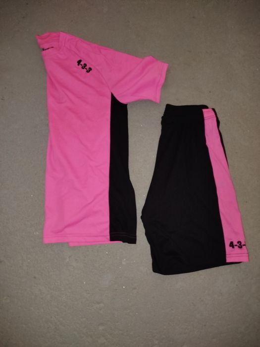 Equipamento desportivo camisola e calção