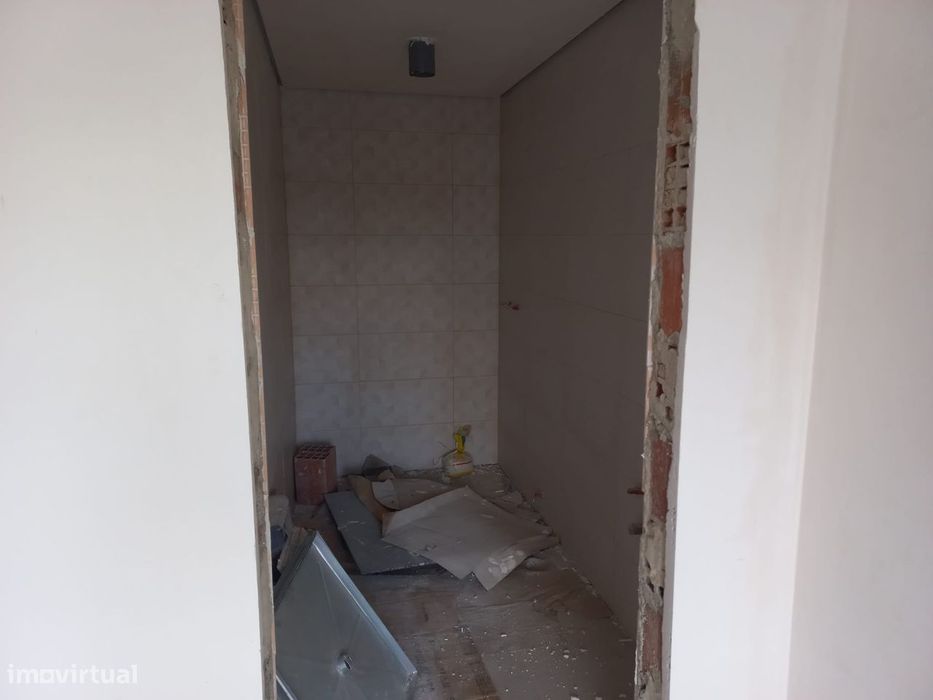 Moradia T3 em final de construção, com piscina, em Fernão Ferro