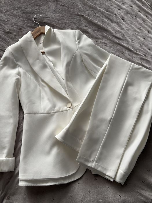 Garnitur damski kolor biały rozmiar 36