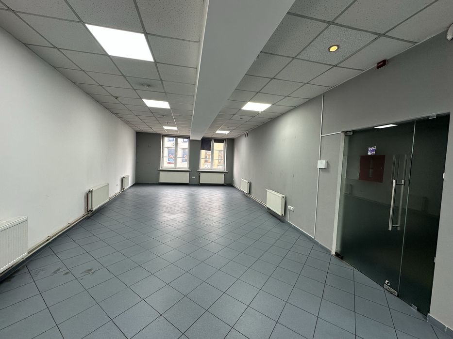 Продам в центрі приміщення офісне