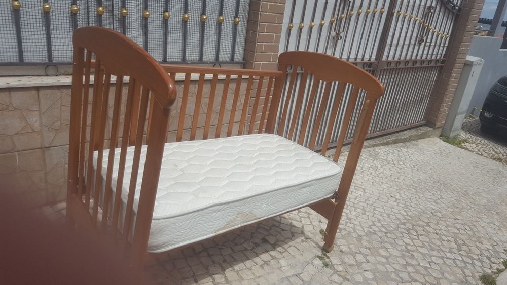 Cama em madeira e colchão para  Bebês