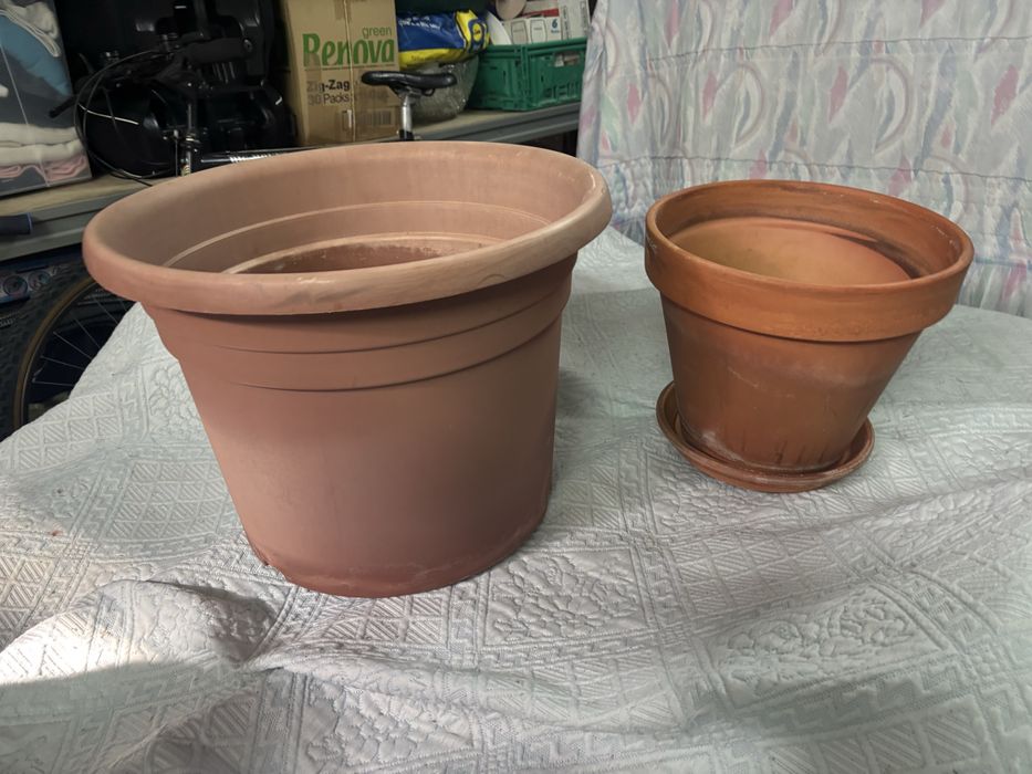 Dois vasos um de barro com prato e um de plastico