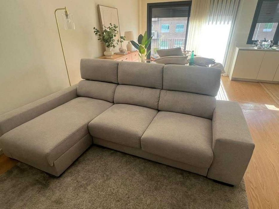 Sofá com chaise longue + arrumação