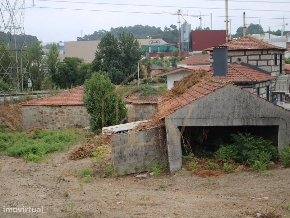 Moradia T4 para Restauro Total em Lordelo, Guimarães
