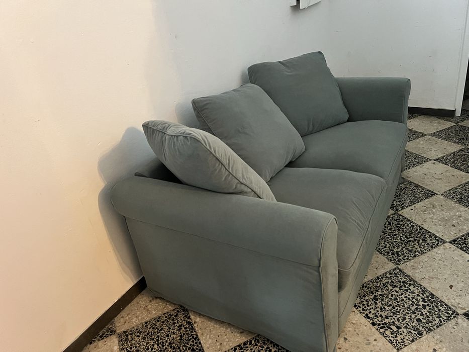 Sofá 3 Lugares + reposo pés com arrumo