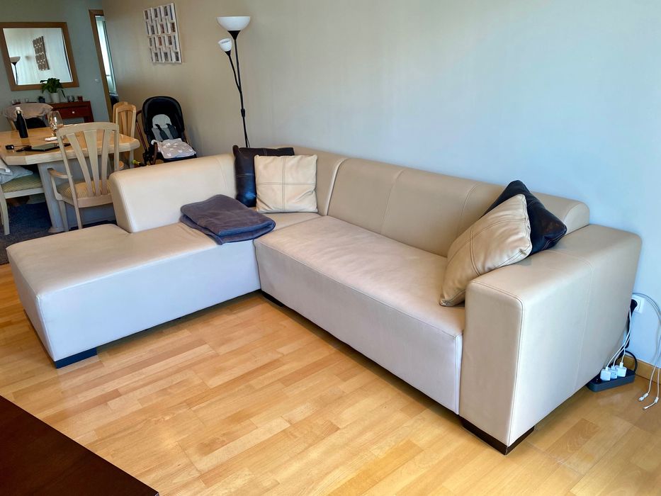 Sofá de canto com chaise longue 270 × 210 cm – Pele sintética bege