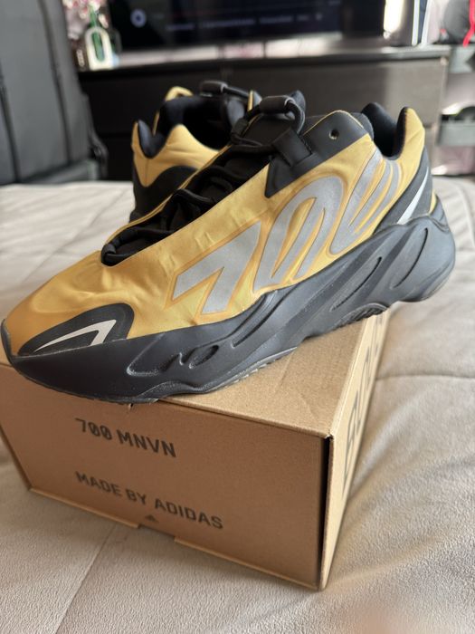 Yeezy 700 MNVN Honeyflu