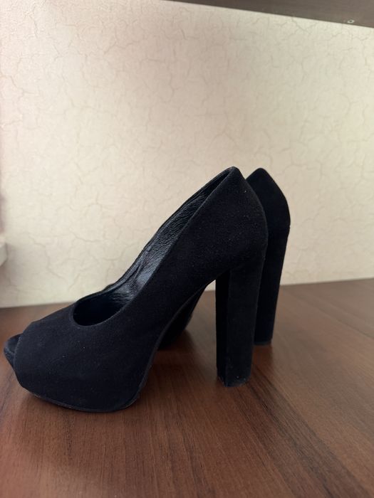 Туфлі на каблуку