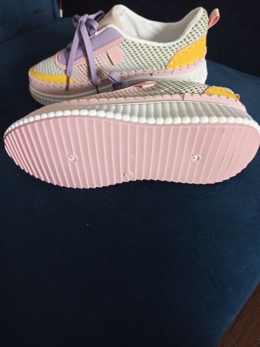 Sneakersy modne i wygodne