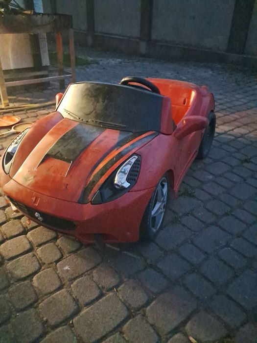 Дитяча електромашина FEZER 12V, їздить, потрібен акумулятор