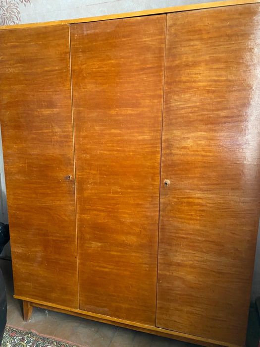 Продам тридверну шафу