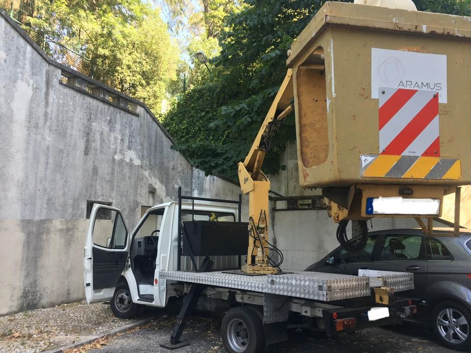 Viatura com plataforma elevatória