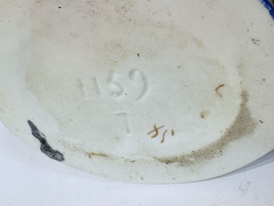 Antiga jarra leque com motivo de caça em porcelana inglesa Staffordshire