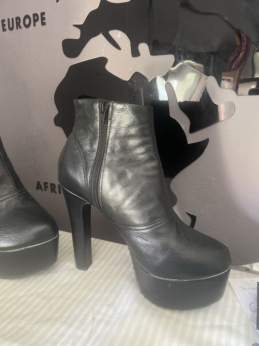 Bota de couro preto estilo joelma calypso
