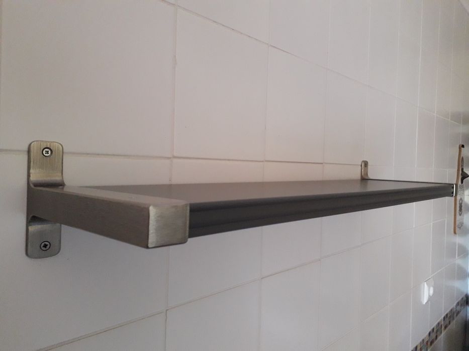 Duas prateleiras cinza escuro