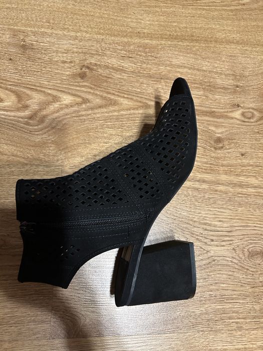 Letnie czarne botki Stradivarious