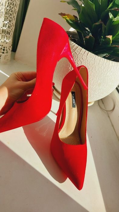 Ярко красные замшевые туфли