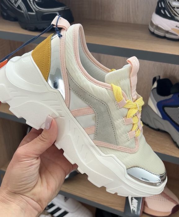 Жіночі кросівки Trussardi.