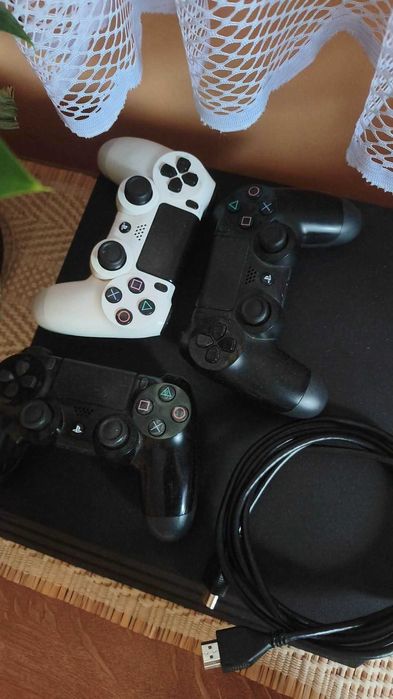 Konsola PS4 PRO stan bardzo dobry