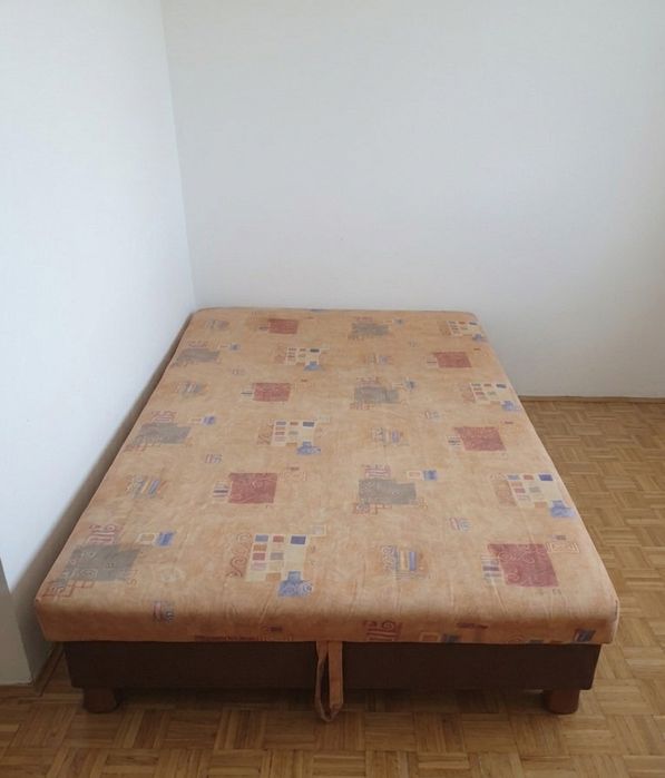 Łóżko ze zintegrowanym materacem