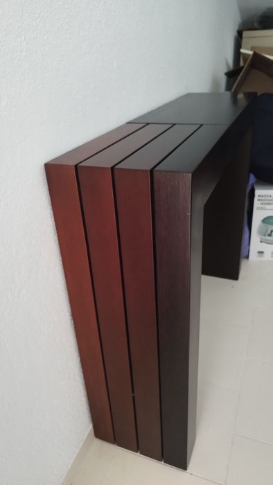 Aparador em madeira maciça wengue, com 4 tons de degradê.