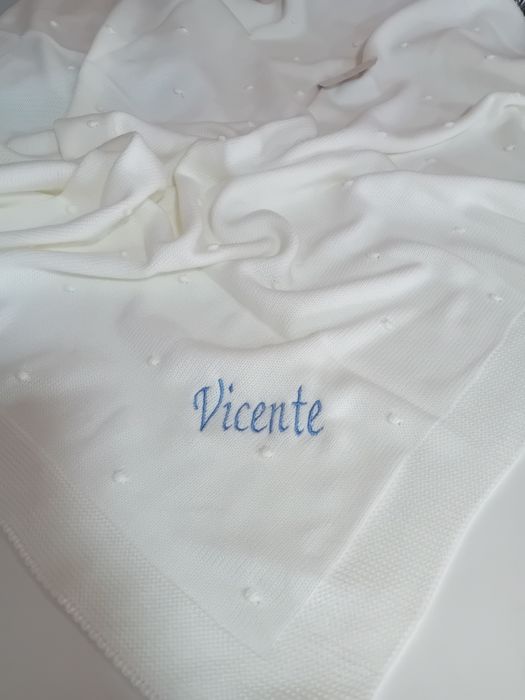 Manta com o nome do bebé bordado