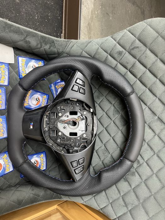 Apresentamos  volante BMW E 60  estofado em pele perfurada e pele liza