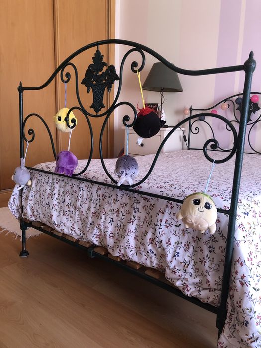 Cama de ferro com estrado e colchão