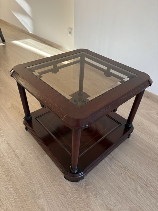 Mesa de apoio em madeira e vidro