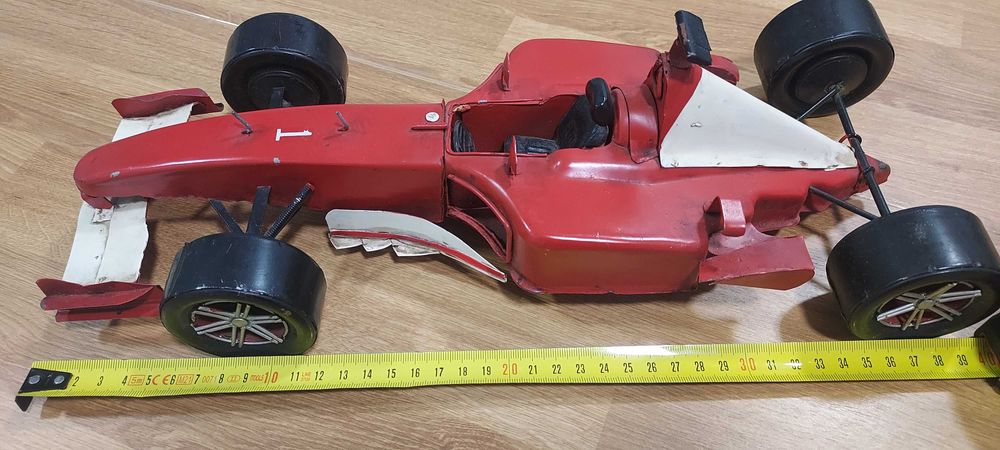 Carro de corrida F1 em chapa para decoração ou coleção