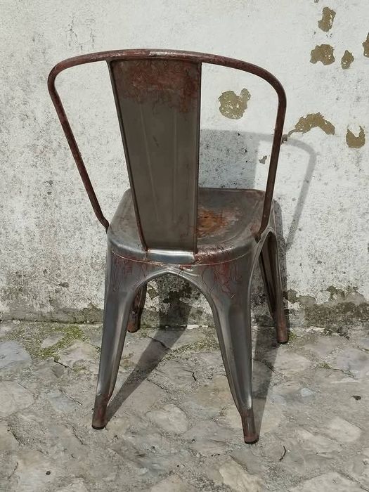 Mesa e cadeiras em chapa