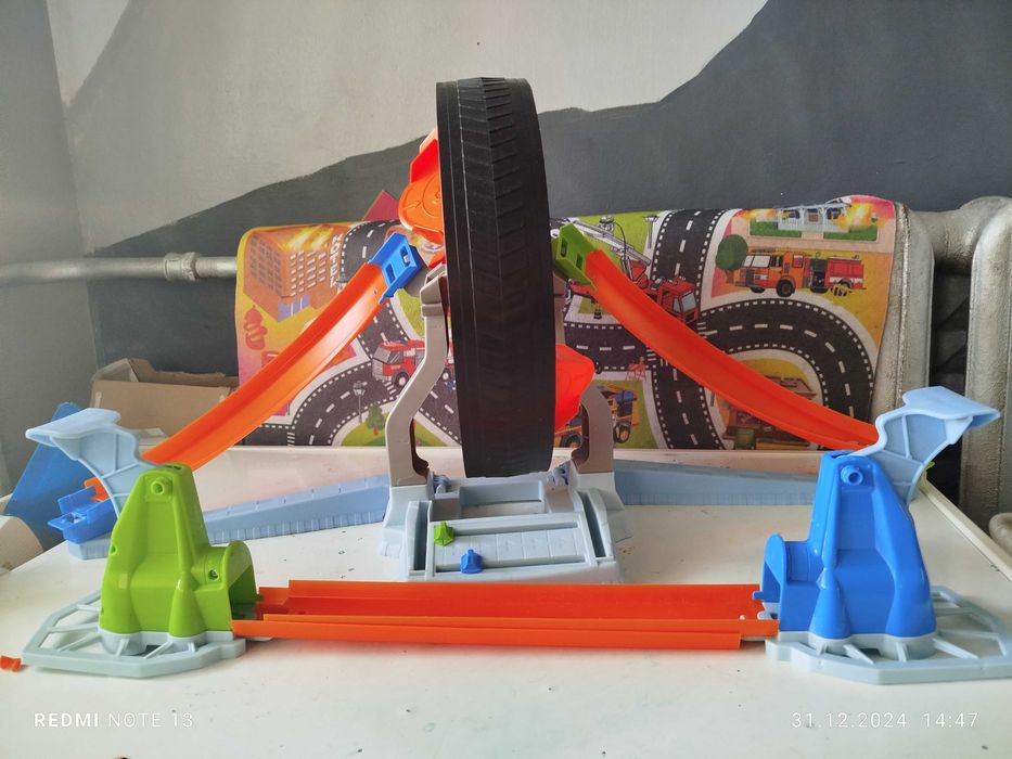 Трек Hot Wheels, автозаправка, вертиколо, поліцейське відділення