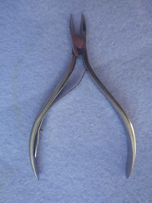 Маникюрные кусачки для ногтей.