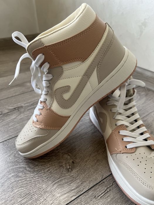 Кросівки ( високі) жіночі