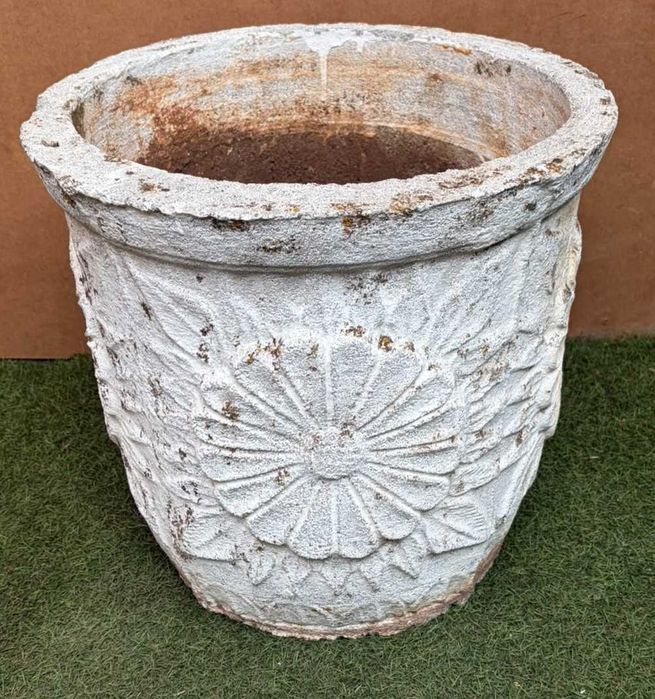 Vasos antigos, em cimento e pó de pedra com decoração, medidas: altura 41X44 cm,