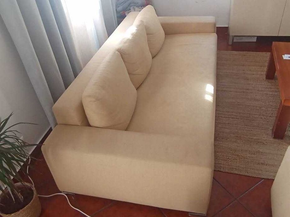Sofá de 3 lugares em tom bege