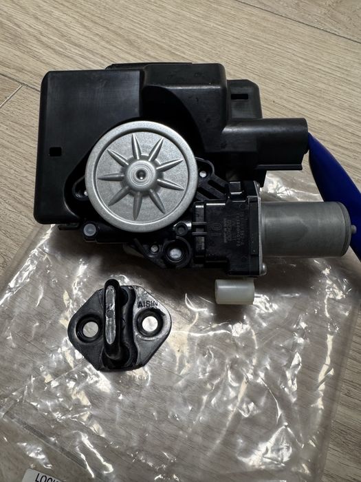 Замок задньої ляди оригінал Toyota Rav-4