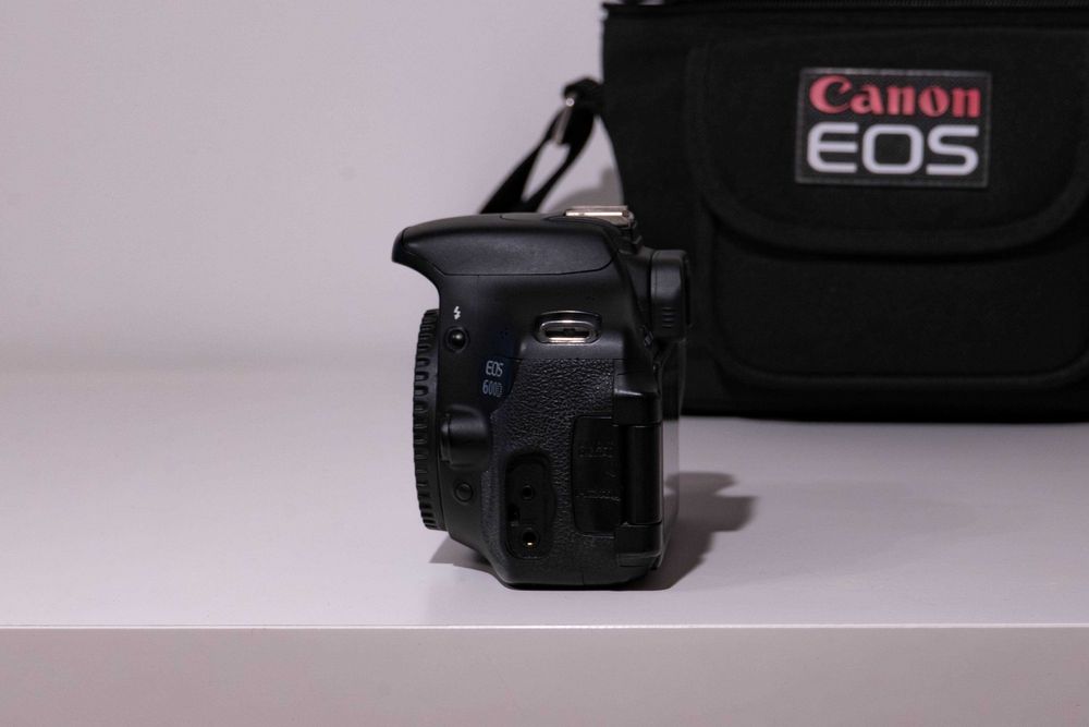 Câmara Fotográfica Canon EOS 600D c/ 18-55mm f3.5-5.6 + Extras