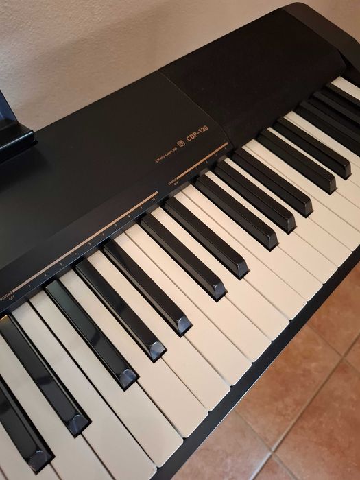 Piano Casio CDP130 (acompanha o móvel)