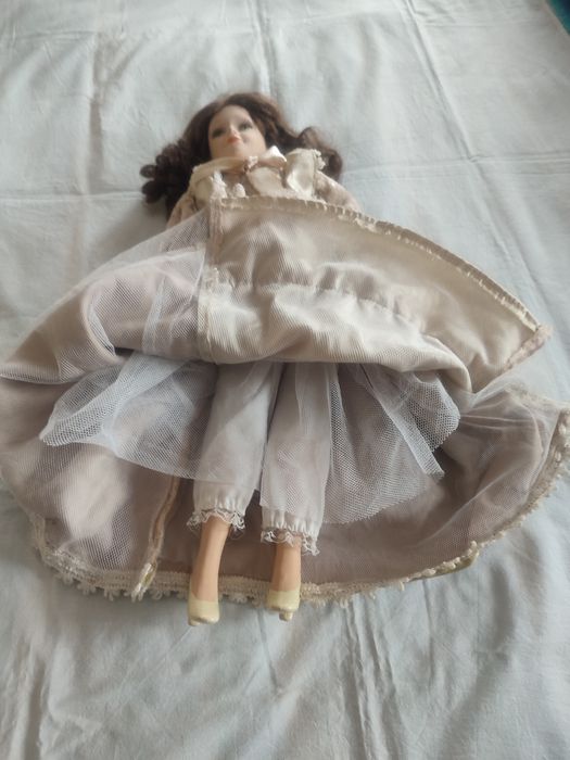 Boneca de porcelana antiga