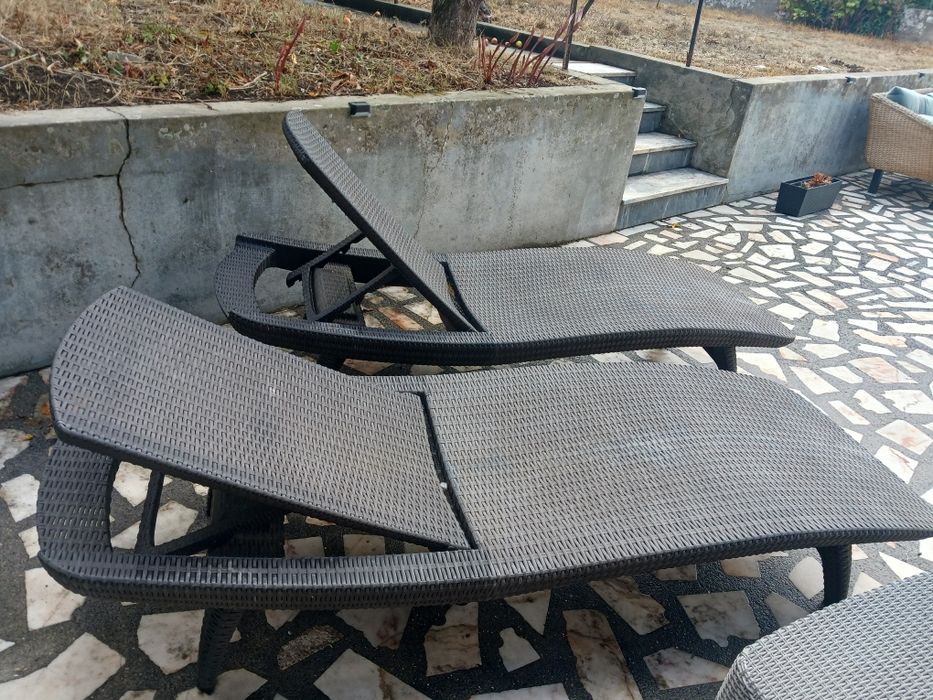 2 espreguicadeiras, cinza escuras