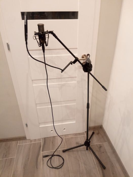 Mikrofon studyjny Stagg PGT 40 ze statywem mikrofonowym statyw